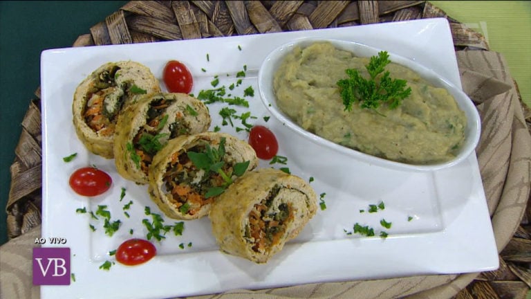 Rocambole de frango com purê de batata doce