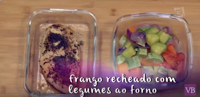 Frango recheado com legumes ao forno