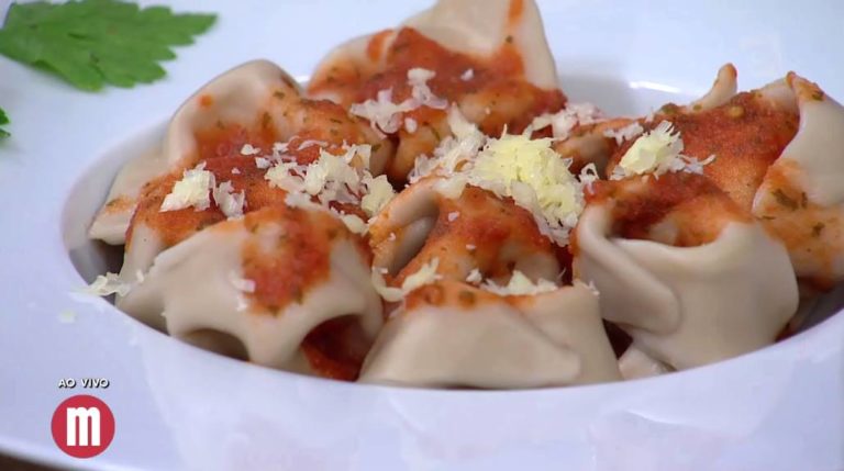 Massa de vinho com recheio de muçarela