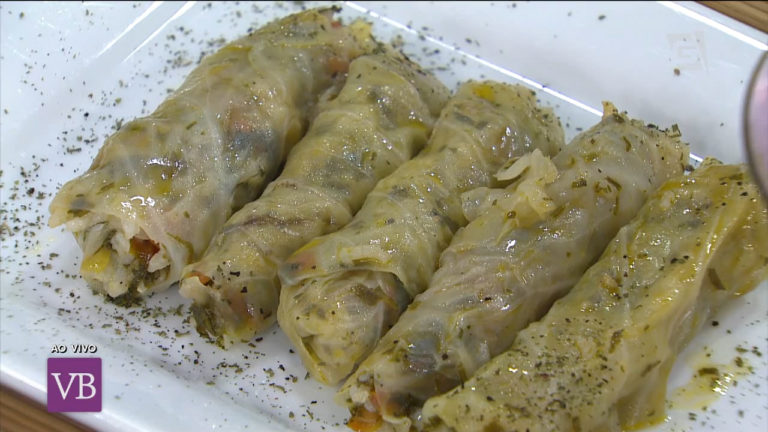 Charuto de repolho + salada de pepino em coalhada