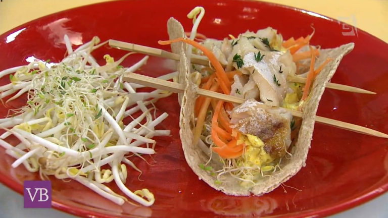 Wrap de pescada com brotos e molho de iogurte