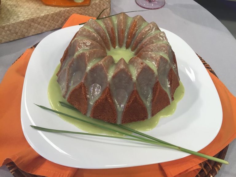 Bolo de capim santo com limão