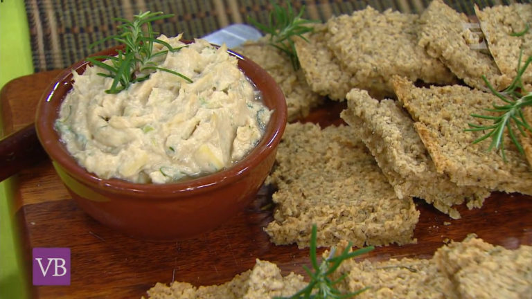 Pão de alecrim sem glúten + patê de frango com erva doce