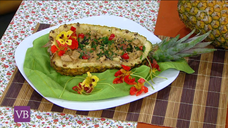 Abacaxi recheado com frango