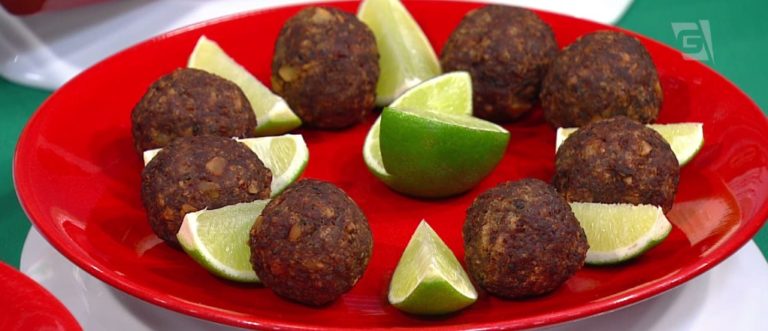 Bolinho de carne com castanha e hortelã