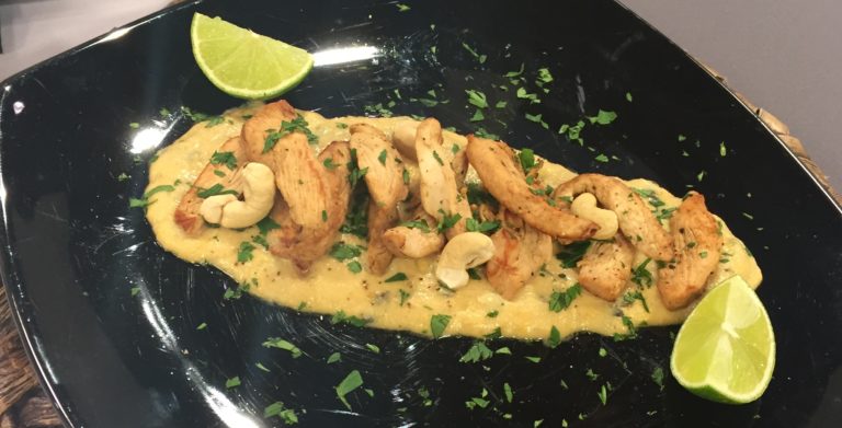 Tirinhas de frango ao molho de coco e maracujá