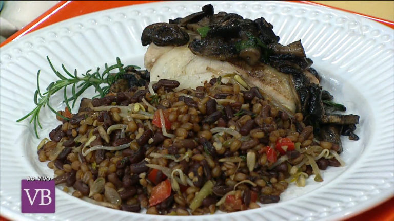 Robalo com castanhas e salada de grãos