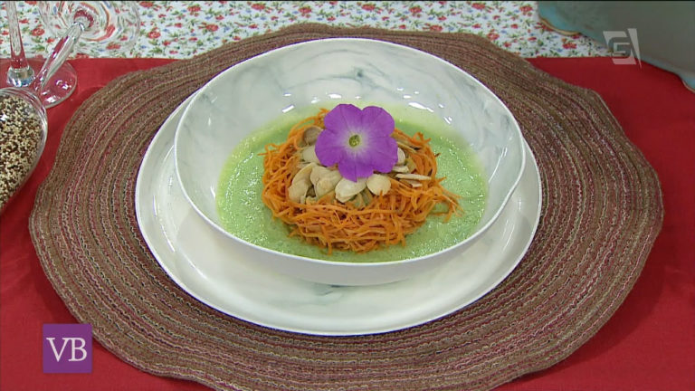 Sopa de tomate e espaguete de batata doce laranja