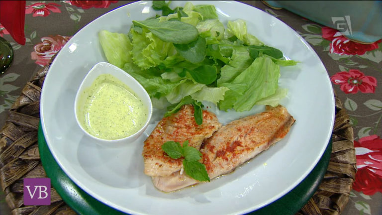 Peixe na páprica com salada de fradinho