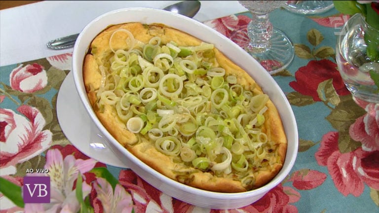 Torta de queijo com alho poró e carpaccio de salmão com vinagrete de amora