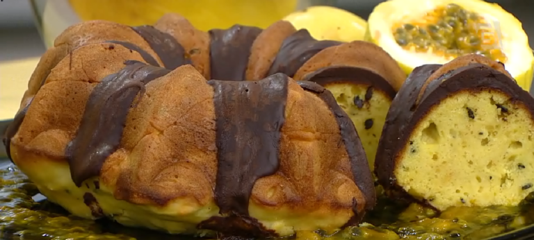 Bolo de maracujá com ganache de chocolate