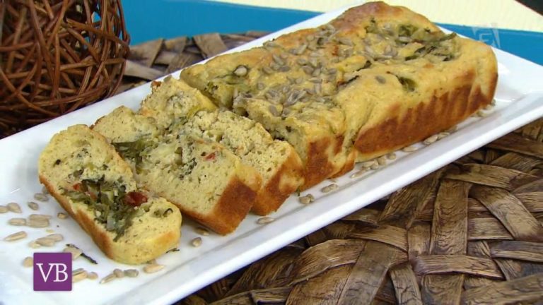 Pão com recheio de escarola, tomate seco e queijo de búfala