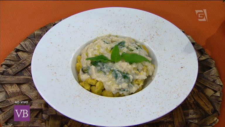 Nhoque de cenoura com molho branco de espinafre