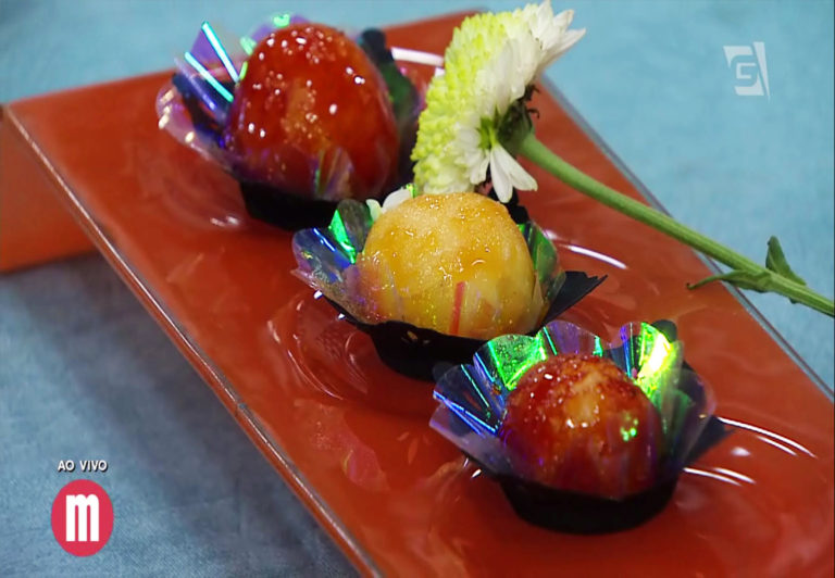 Bala de coco com abacaxi