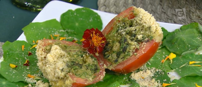 Tomate recheado com manjericão