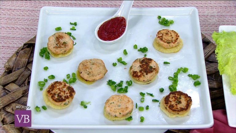 Lanche Fit: pão de frigideira, hambúrguer de salmão e catchup de beteraba