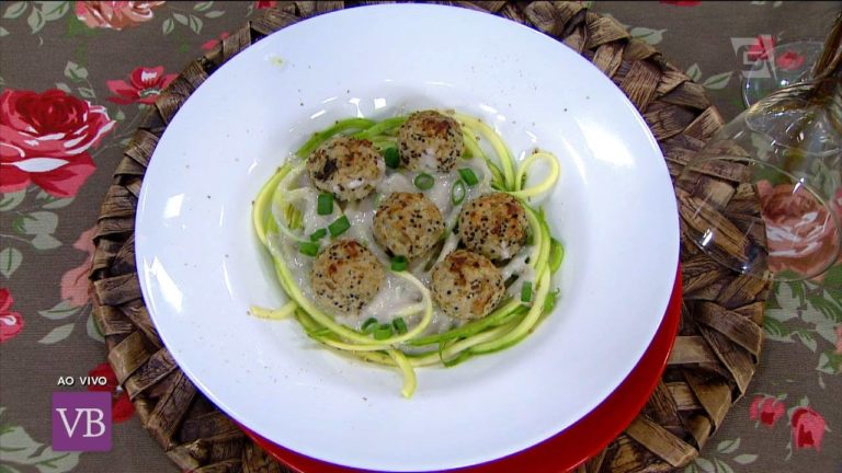 Espaguete de abobrinha, almôndega e molho branco