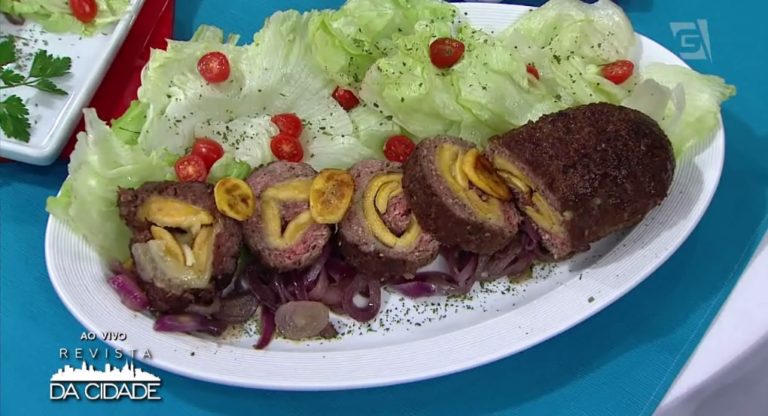 Rocambole de carne com banana da terra