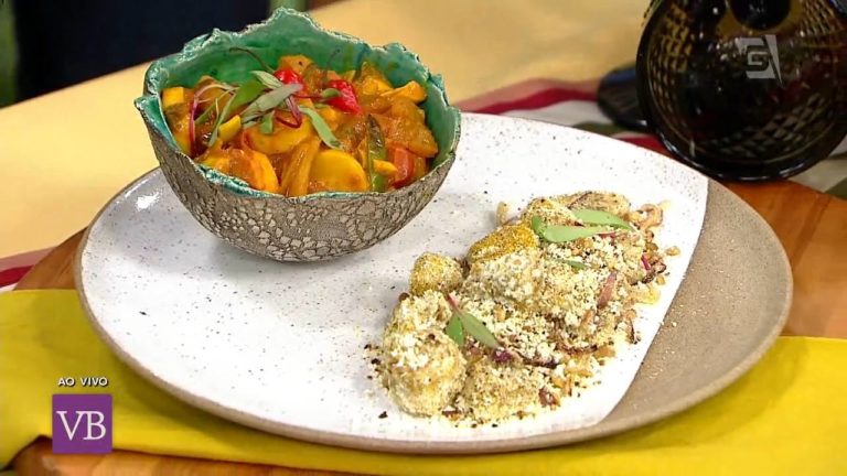Moqueca low carb e farofa de coco com banana