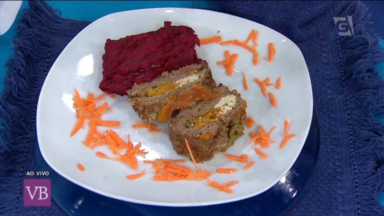 Rocambole de carne moída light e purê de beterraba