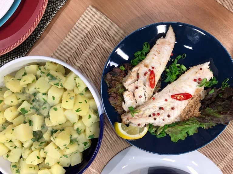 Peixe assado recheado com salada alemã de batata