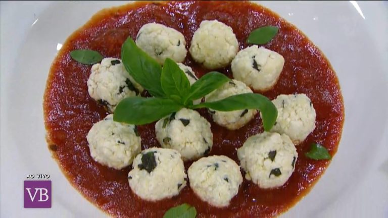 Gnocchi de ricota e manjericão ao molho pomodoro