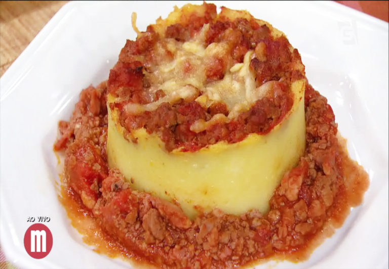 Polenta gratinada com molho à bolonhesa