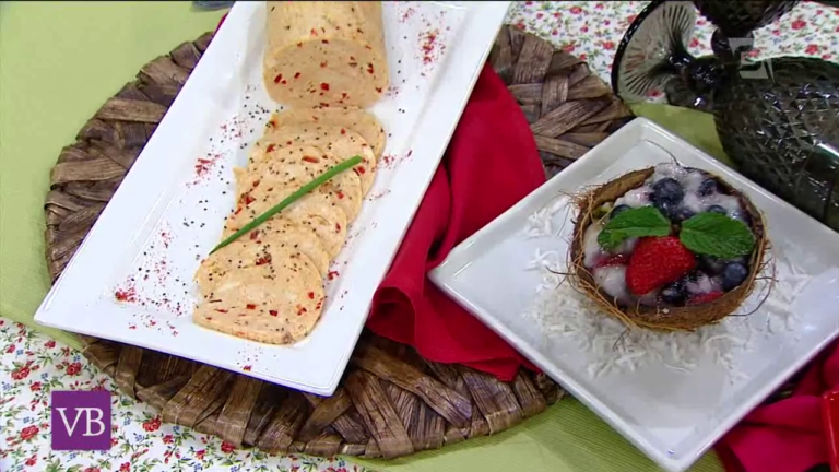 Salame de frango com especiarias e Gelatina de coco com frutas vermelhas