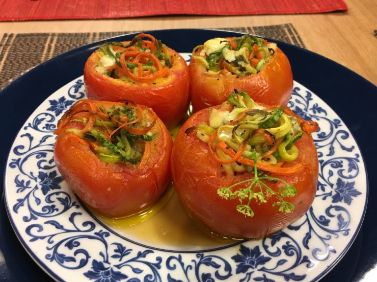 Bife à parmegiana recheado com tomates ao forno