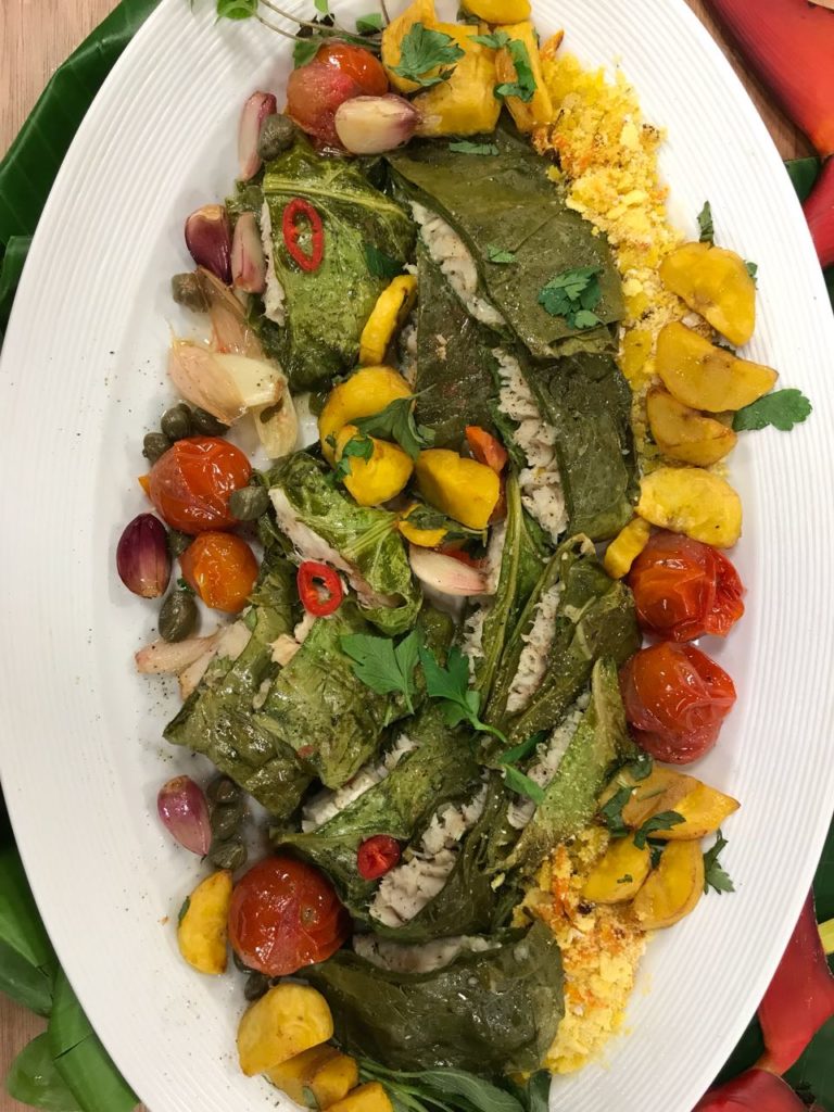 Peixe na couve com farofa de banana da terra