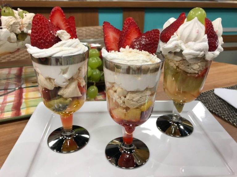 Merengue de leite condensado e frutas caramelizadas