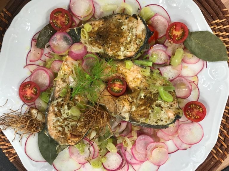 Salmão assado com alho poró e cheesecake de goiabada