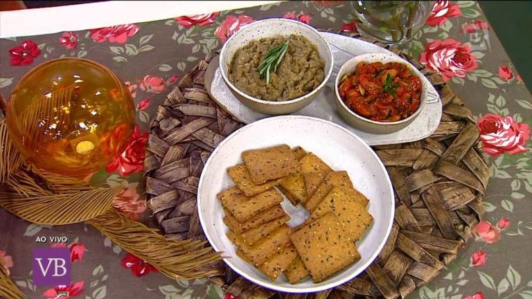 Cream cracker de grão de bico, pasta de berinjela e tomates assados