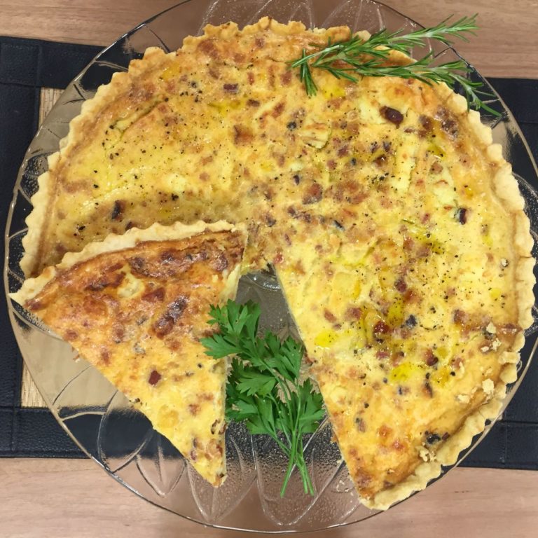 Quiche lorraine com salada de vegetais