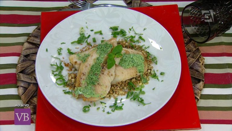 Tilápia com chutney de hortelã e iogurte e farofa de amêndoas