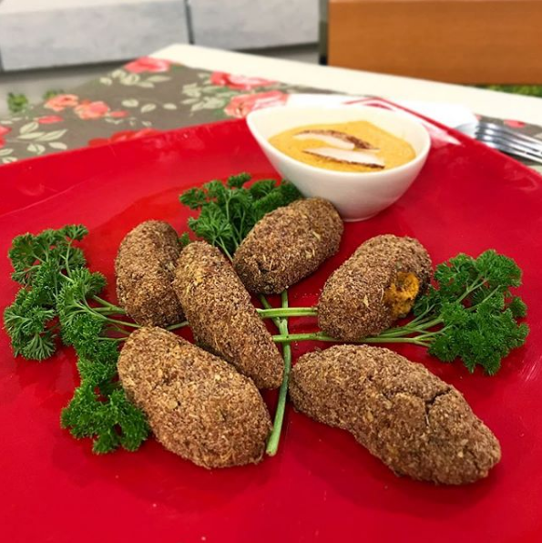 Croquete de feijão fradinho e molho de amendoim