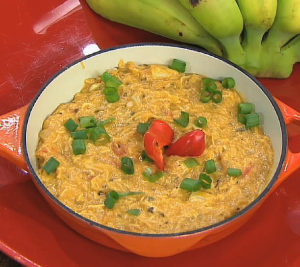 Bobó de frango com caldo de legumes e cebola recheada