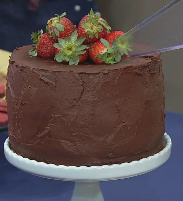 Bolo de chocolate com compota de morango