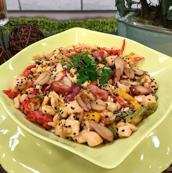 Cubos de robalo com arroz vermelho e legumes