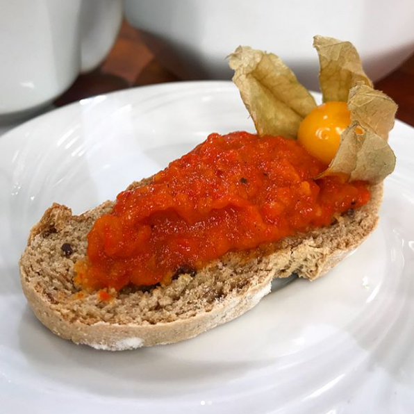 Pão integral e pastinha de pimentão