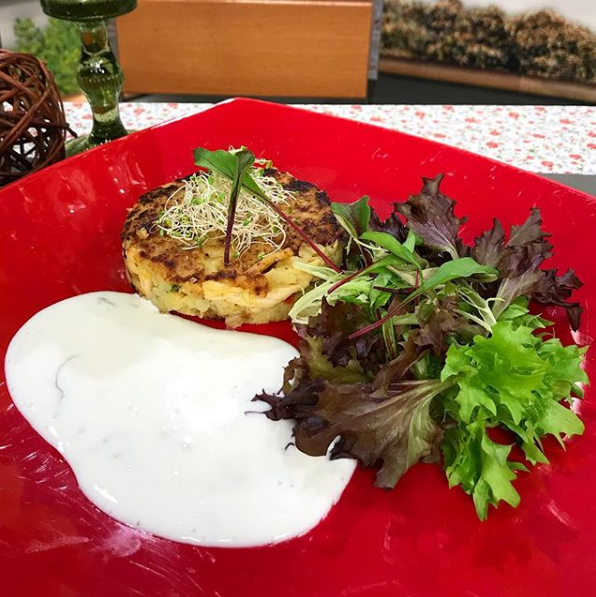 Batata suíça recheada com frango e molho de kefir