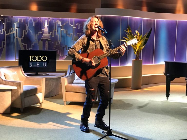 Ronnie Von recebe o cantor Vitor Kley, dono do hit "O Sol"