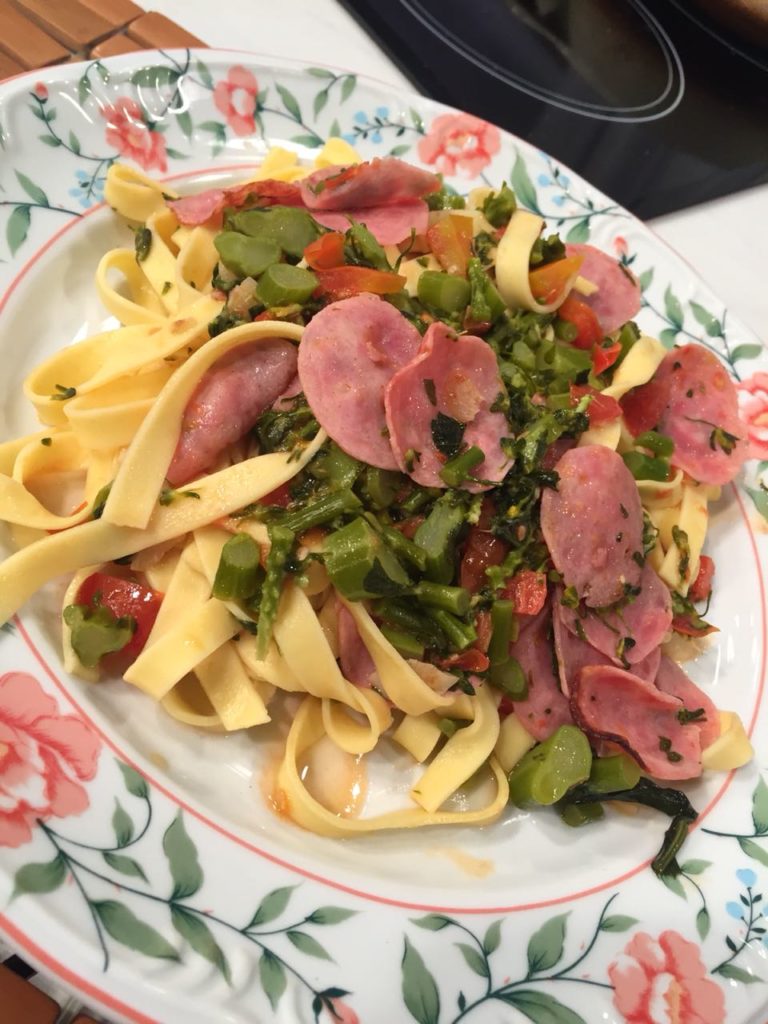 Massa com brócolis e calabresa