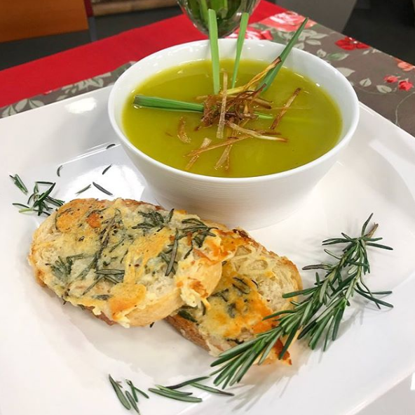 Sopa de mandioquinha com torradas de ervas