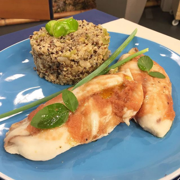 Peixe assado light e farofa de banana com quinoa