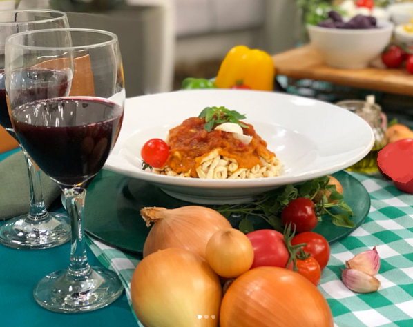 Macarronada low carb com molho rústico de tomates assados