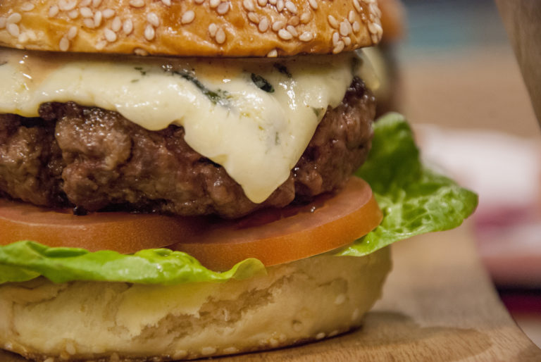 Receita de hambúrguer, bolinho de siri e cheesecake
