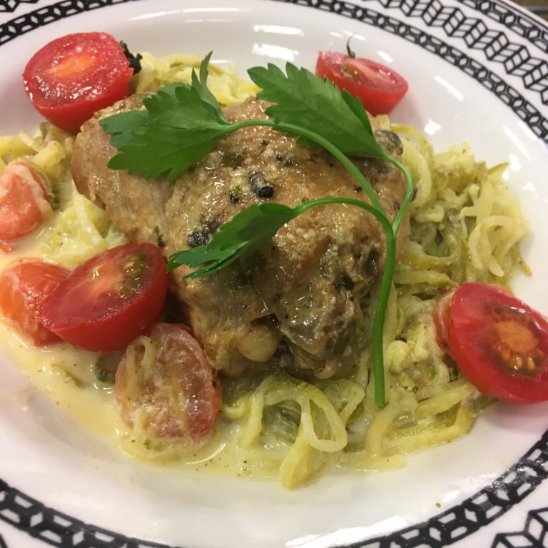 Sobrecoxas ao molho cítrico e macarrão de abobrinha