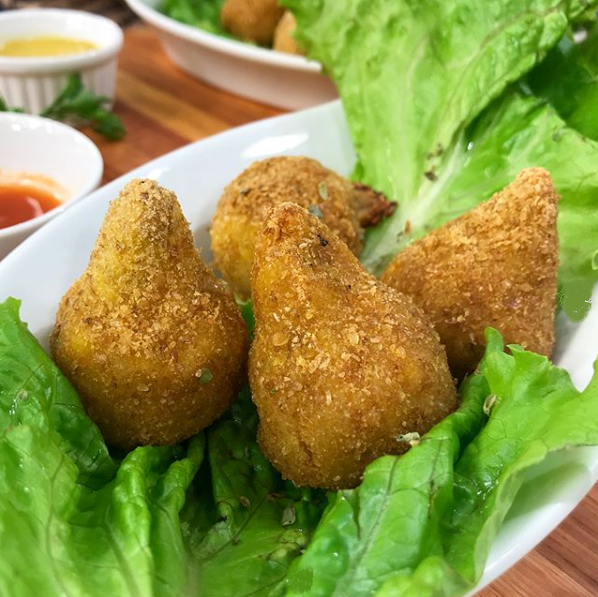 Pãozinho funcional com pastinha de cenoura e caponata de berinjela
