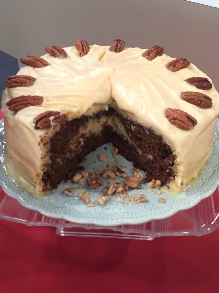 Bolo de Nozes com Cobertura de Creme de Mel